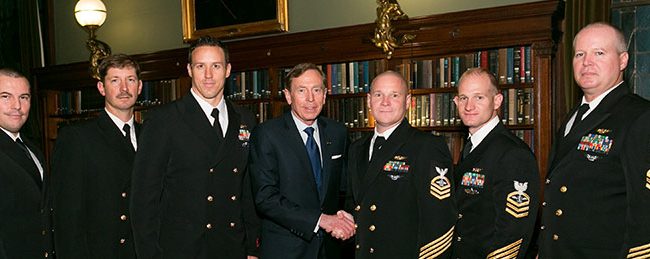 Members of the US Navy pose with 2015 Honoree of the Year General David Petraeus, USA (Ret.)