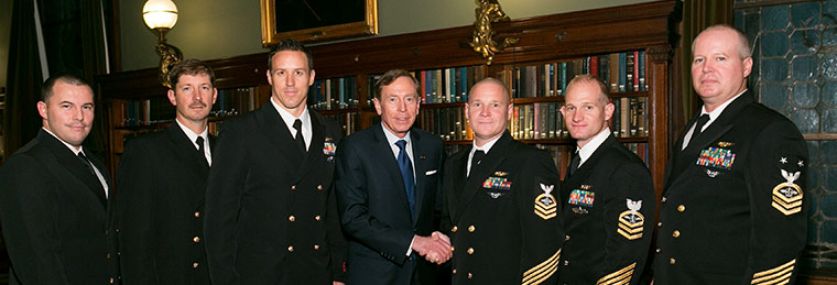 Members of the US Navy pose with 2015 Honoree of the Year General David Petraeus, USA (Ret.)